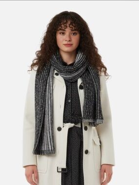 NWOT Black and White Knitted Scarf